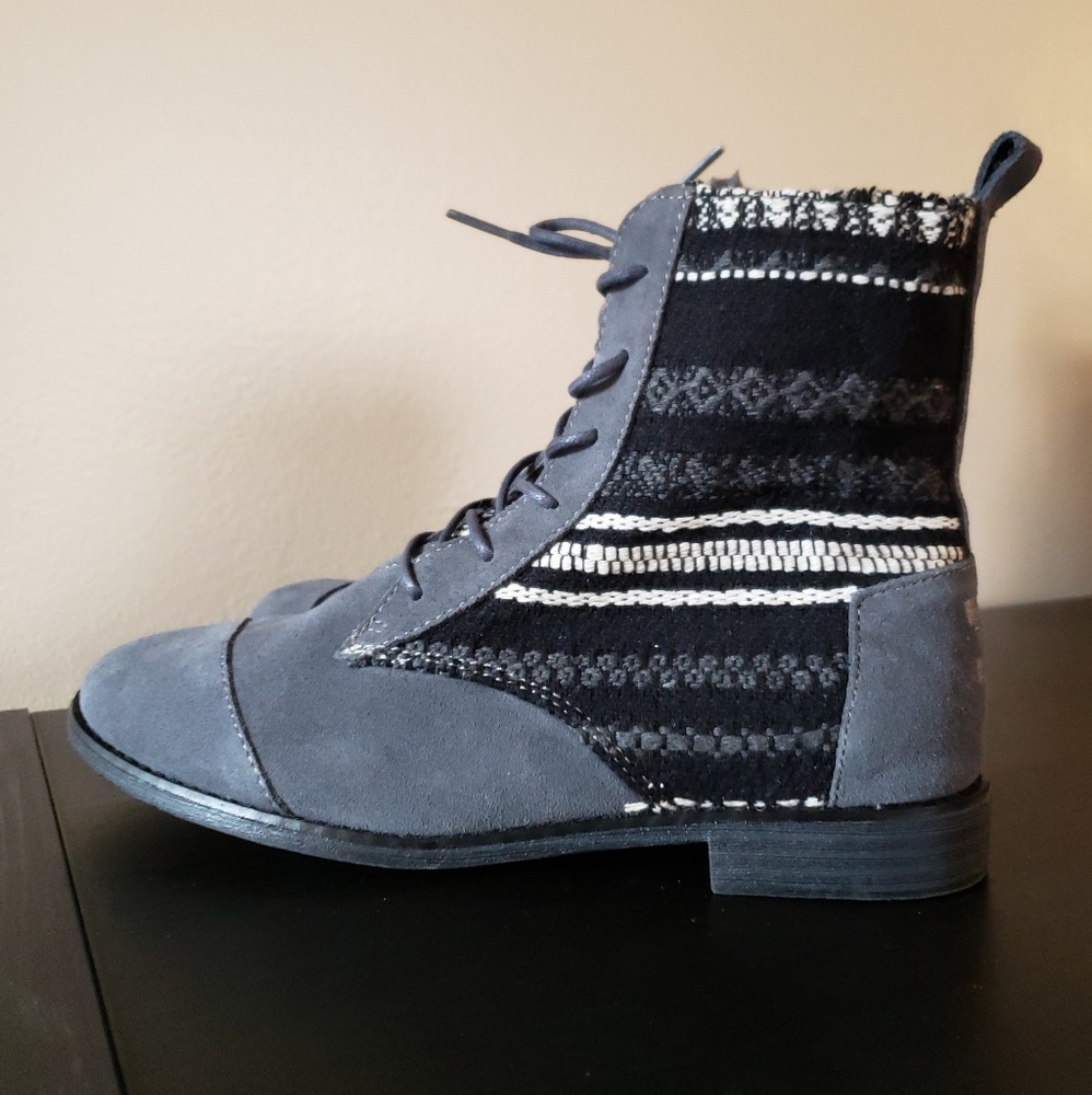 Toms Suede Boot NWOT